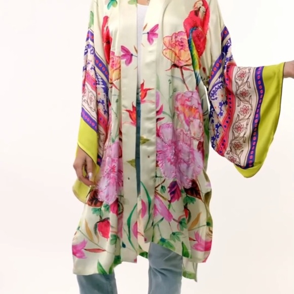 Aratta Floral Kimono with With Many Colors Emphasizes the Parrot - Picture 2 of 5